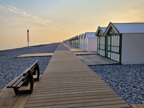 På stranden og solsenger