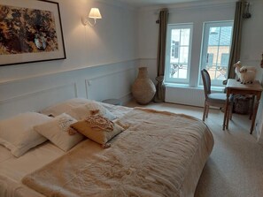 7 室のベッドルーム、デスク、アイロン / アイロン台、WiFi (無料)