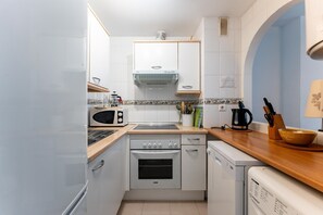 Réfrigérateur, four à micro-ondes, un four, surface de cuisson