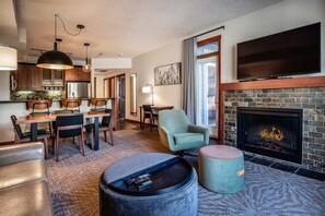 Televisión, chimenea y oficina 