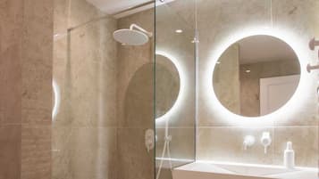 Comfort Apartment (AM-14-FENIERS-6) | Bathroom | Shower, hair dryer, towels, soap