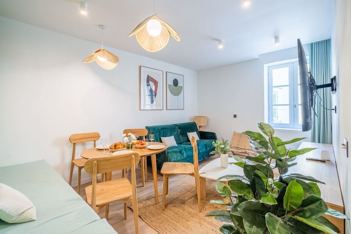 Leilighet – comfort (2) | Oppholdsområde | TV