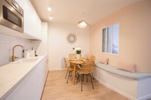 Comfort-huoneisto (6) | Yksityinen keittiö | Jääkaappi, mikroaaltouuni, liesi, espressokone