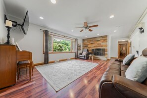 TV - Fairlawn 327 | 6 BR • 2F & 4H Bathrooms (Fairlawn)