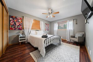 Desk, iron/ironing board, WiFi, bed sheets