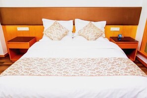 A hotel room with a large bed, two nightstands, and a wooden headboard. - New Baihui Boutique Hotel (Jining)