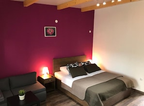 8 kamar tidur, kedap suara, dan Wi-Fi gratis
