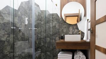 Douche, serviettes fournies, savon, shampoing