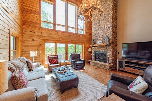 Una Smart TV, una chimenea