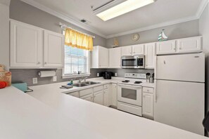 Frigorífico, microondas, horno y lavavajillas