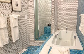 Douche, sèche-cheveux, serviettes fournies, shampoing