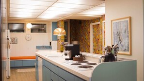 Een koelkast, een magnetron, een oven, een kookplaat
