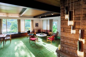 Télévision, chaîne hi-fi, espaces bureaux