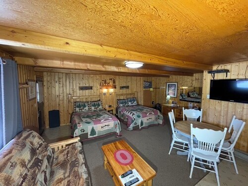 Kitchenette - Spacious Room with Full Kitchen - Melrose MT
