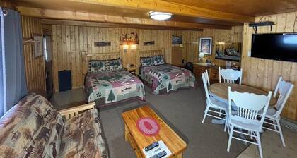 Kitchenette - Spacious Room with Full Kitchen - Melrose MT