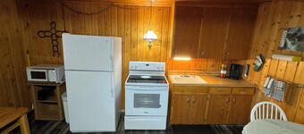 Kitchenette - Spacious Room with Full Kitchen - Melrose MT
