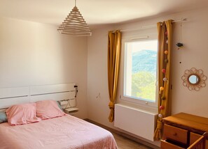 3 bedrooms, travel crib, free WiFi, bed sheets