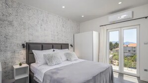 别墅 (Four Bedroom Villa with Swimming Pool)