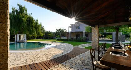 Villa Black White Dassia