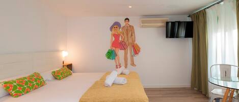 Tabla de planchar con plancha, wifi gratis y ropa de cama