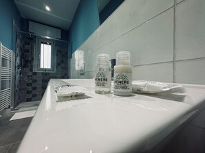 Sèche-cheveux, serviettes fournies, savon, papier toilette
