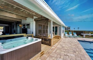 Terrace/patio - Island Kisses: Beachfront Duplex, Centrally located, remodeled, Pet Friendly! (St. George Island)