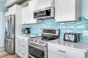Geladeira, micro-ondas, fogão, cooktop