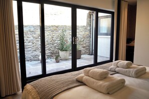 Caja de seguridad en la habitación y escritorio