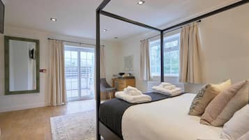 Luxury Suite, Accessible | 1 bilik tidur, peti besi dalam bilik, meja, ruang kerja komputer riba