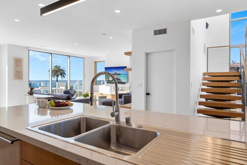 NEW Custom Build: Ocean Views, Private Spa Sauna & Rooftop Deck | Surfside Carls