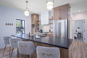 冰箱、微波炉、烤箱、炉灶