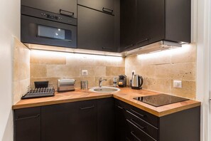 Refrigerador, microondas, placa de cocina, cafetera expreso