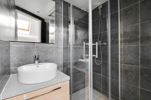 Comfort Apartment | Bathroom | Shower, hair dryer, towels, soap - Résidence Paris GRAVILLIERS (Paris)