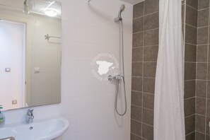 Douche, séchoir à cheveux, serviettes fournies, papier de toilette