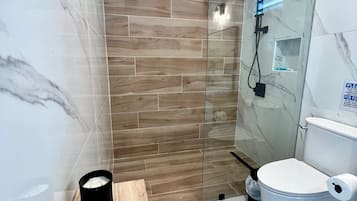 Chuveiro, secador de cabelo, toalhas de banho, sabonete