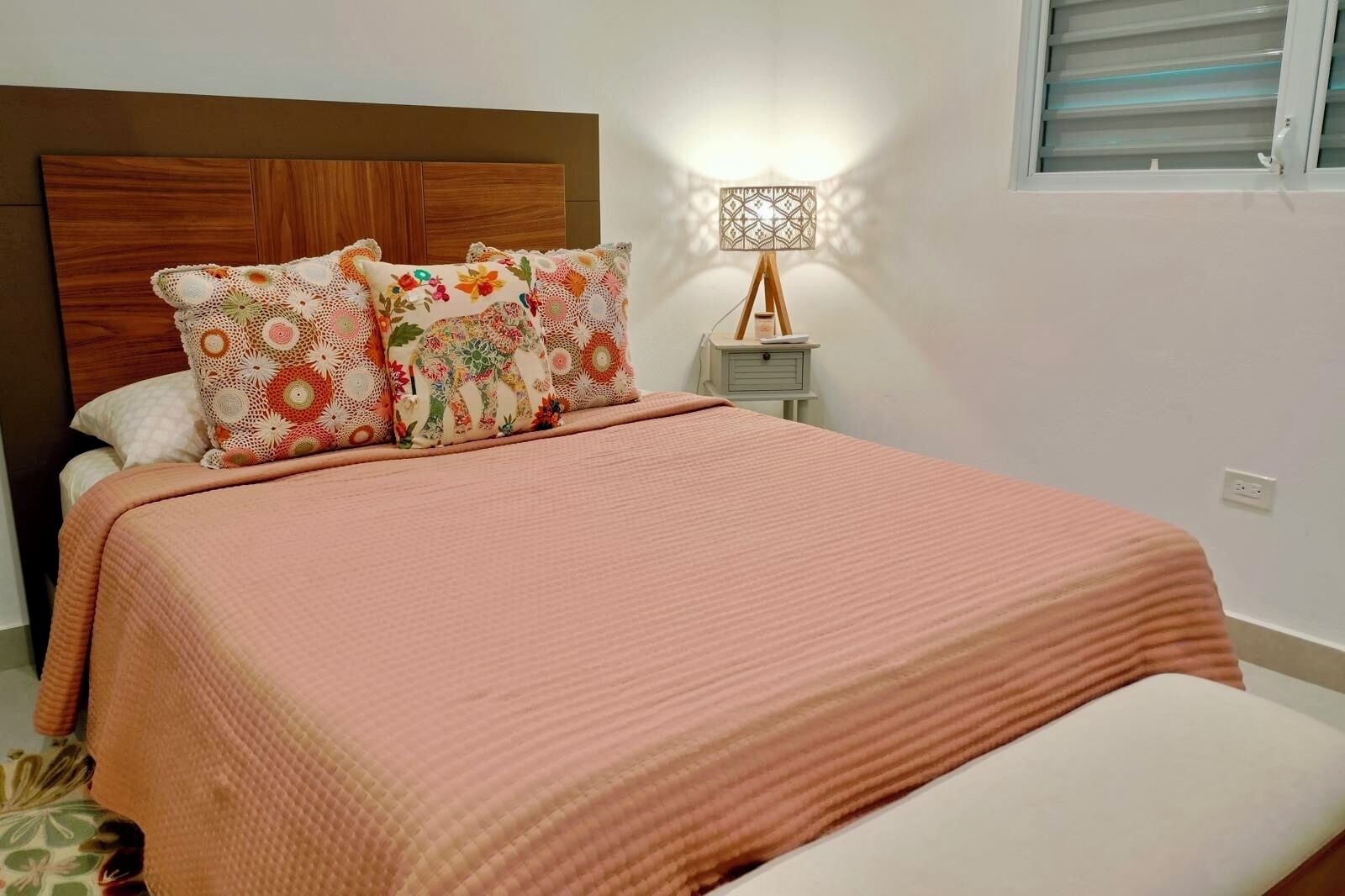 3 bedrooms, in-room safe, iron/ironing board, travel cot