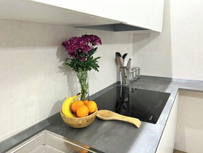 Kühlschrank, Mikrowelle, Ofen, Herdplatte