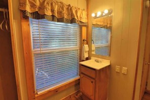 Shower - ❤Oktoberfest themed Cabin in woods w/ stream #14
 (Helen)
