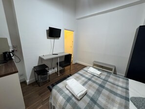 1 bedroom, iron/ironing board, free WiFi, bed sheets - Remarkable Studio Apartment in London (London)
