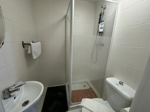 Apartment | Bathroom | Shower, hair dryer, towels - Remarkable Studio Apartment in London (London)