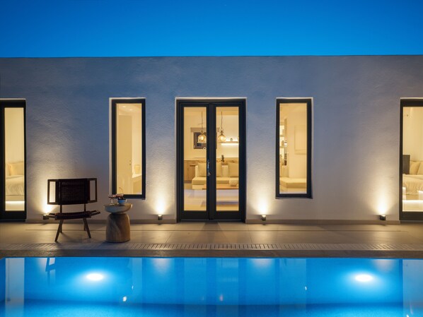 Una piscina al aire libre, una piscina climatizada