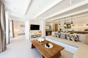 Smart TV - Noble Pearl Villas with Pool View & 7000 sq.m Beautiful Garden - Villa 2 (Cyclades)