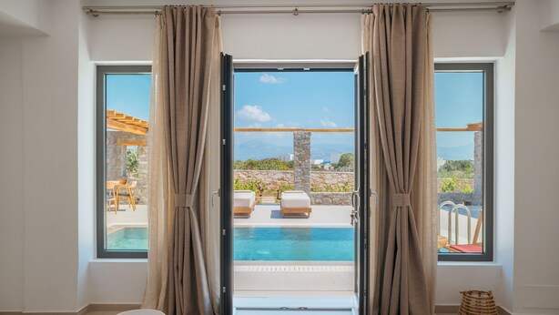Ein Zimmer mit Blick auf einen Pool und Sitzgelegenheiten im Freien.