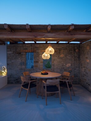 Outdoor dining - Noble Pearl Villas with Pool View & 7000 sq.m Beautiful Garden - Villa 2 (Cyclades)