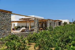 Property grounds - Noble Pearl Villas with Pool View & 7000 sq.m Beautiful Garden - Villa 2 (Cyclades)