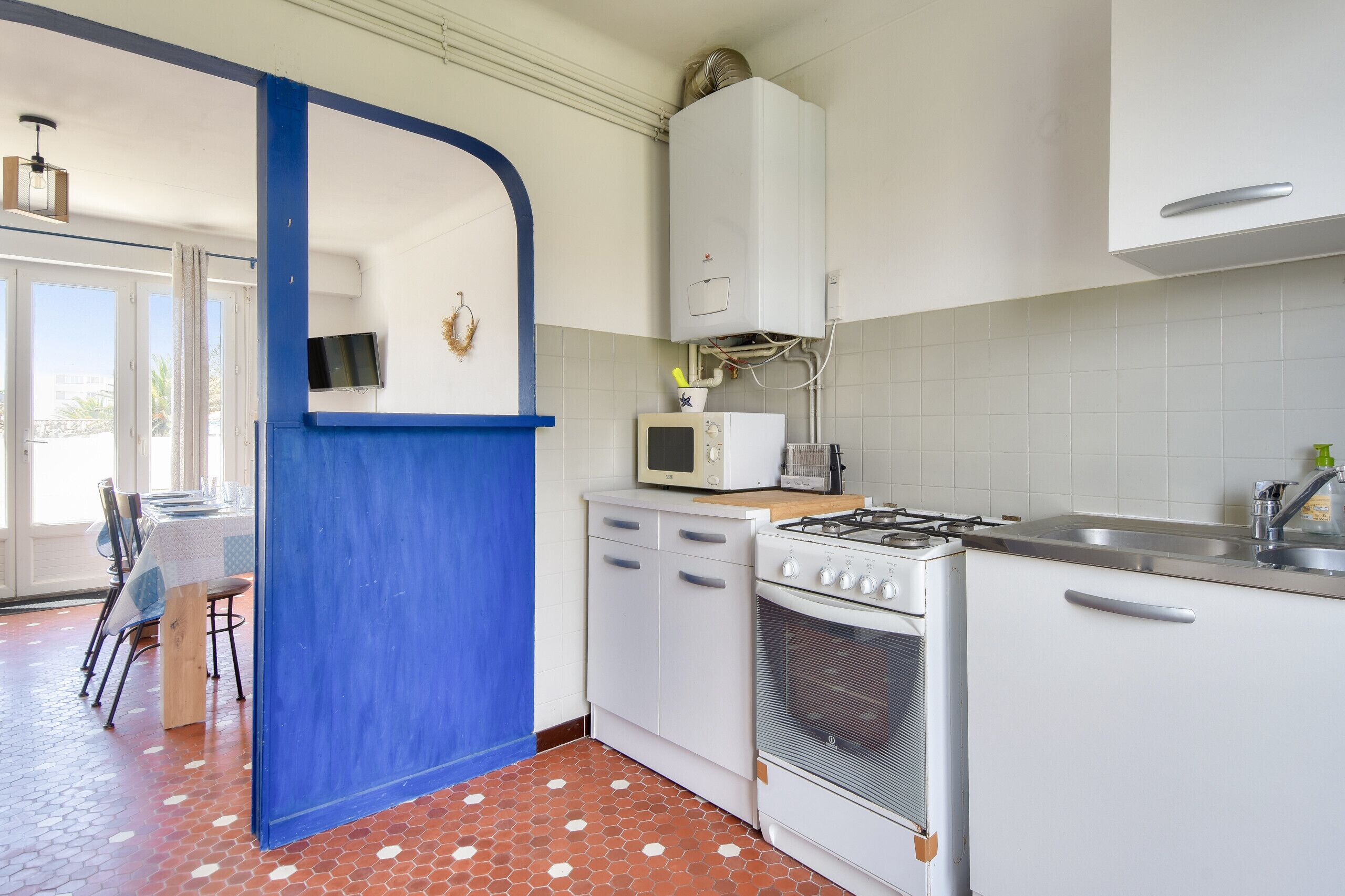 Réfrigérateur, micro-ondes, four, cafetière/bouilloire