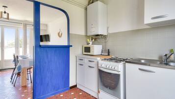 Fridge, microwave, oven, coffee/tea maker