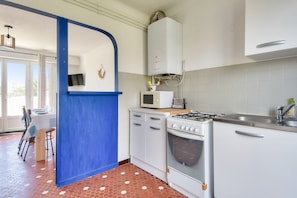 Refrigerador, microondas, horno y cafetera y tetera