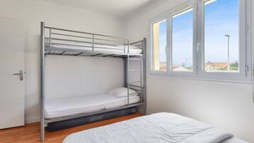 3 chambres, fer et planche Ă  repasser