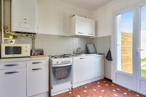 Refrigerador, microondas, horno y cafetera y tetera 